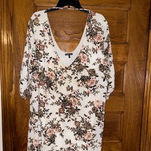 Beautiful flower dress that is very flowy and worn a couple of times.